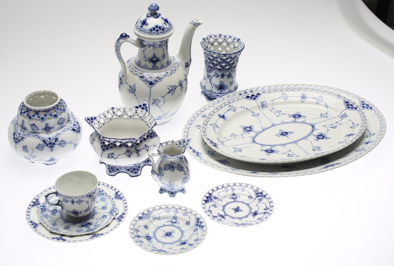 MOCCASERVIS, 45 delar, "Musselmalet", helblond, Royal Copenhagen.