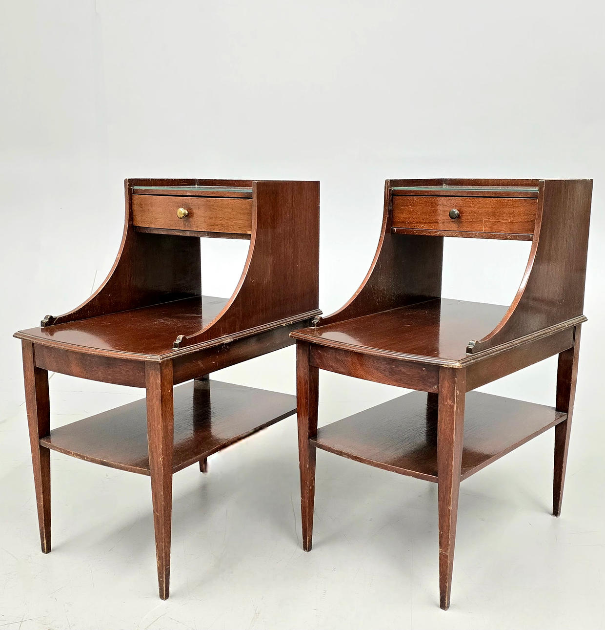 PAR DE MESITAS DE NOCHE.