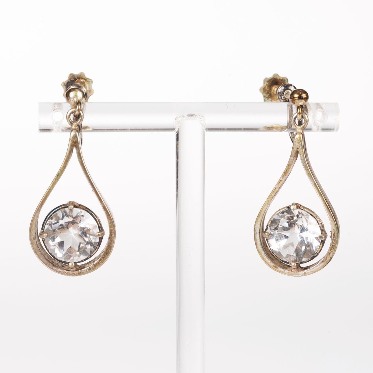 OHRRINGE in Silber mit weißem Stein, ein Paar.