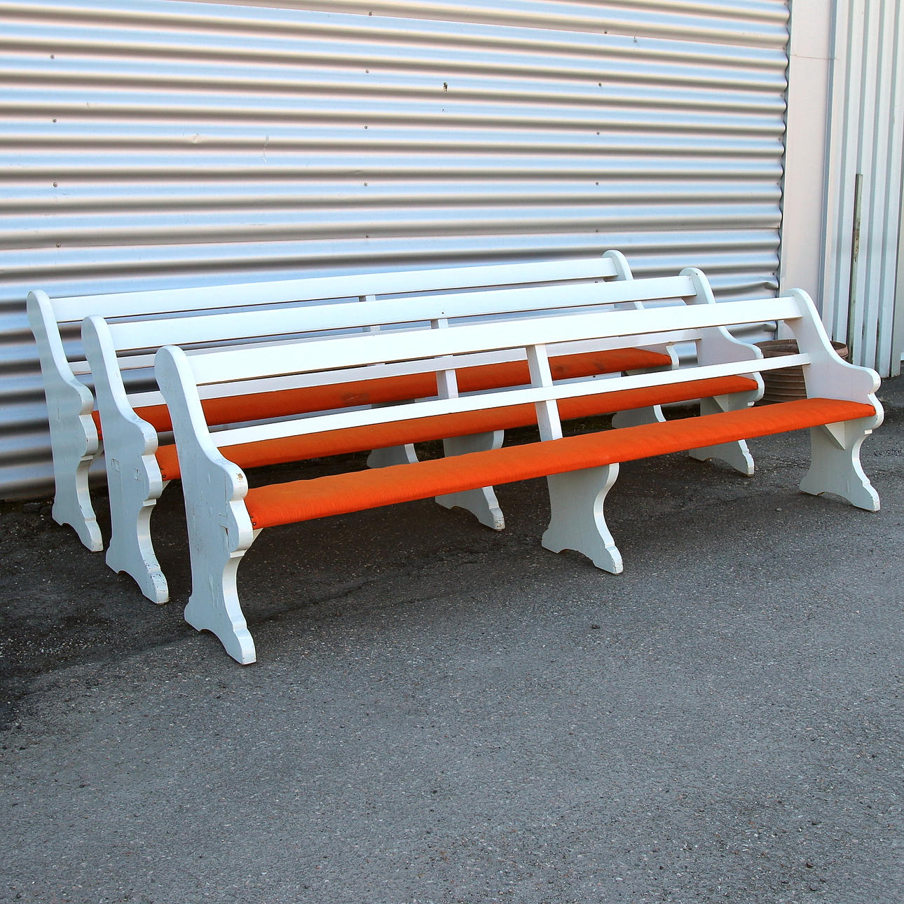 KYRKBÄNKAR, 3 st, 1900-talets första hälft.