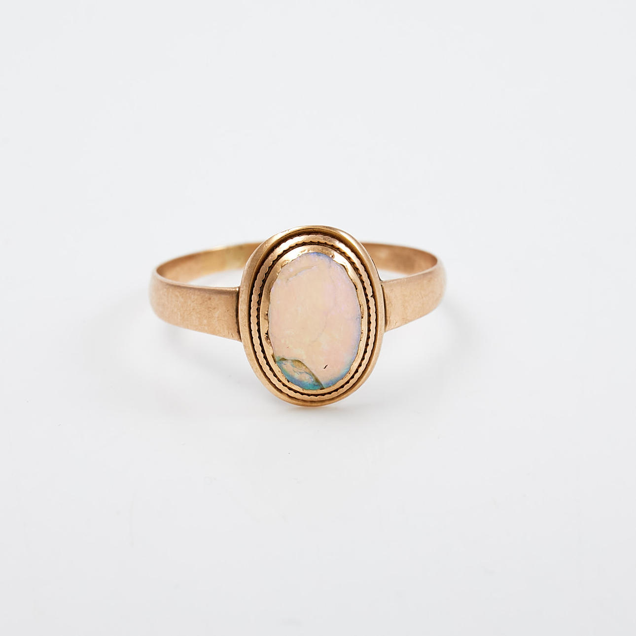 RING, 14 Karat Gold, Opal im Cabouchonschliff, ungestempelt.