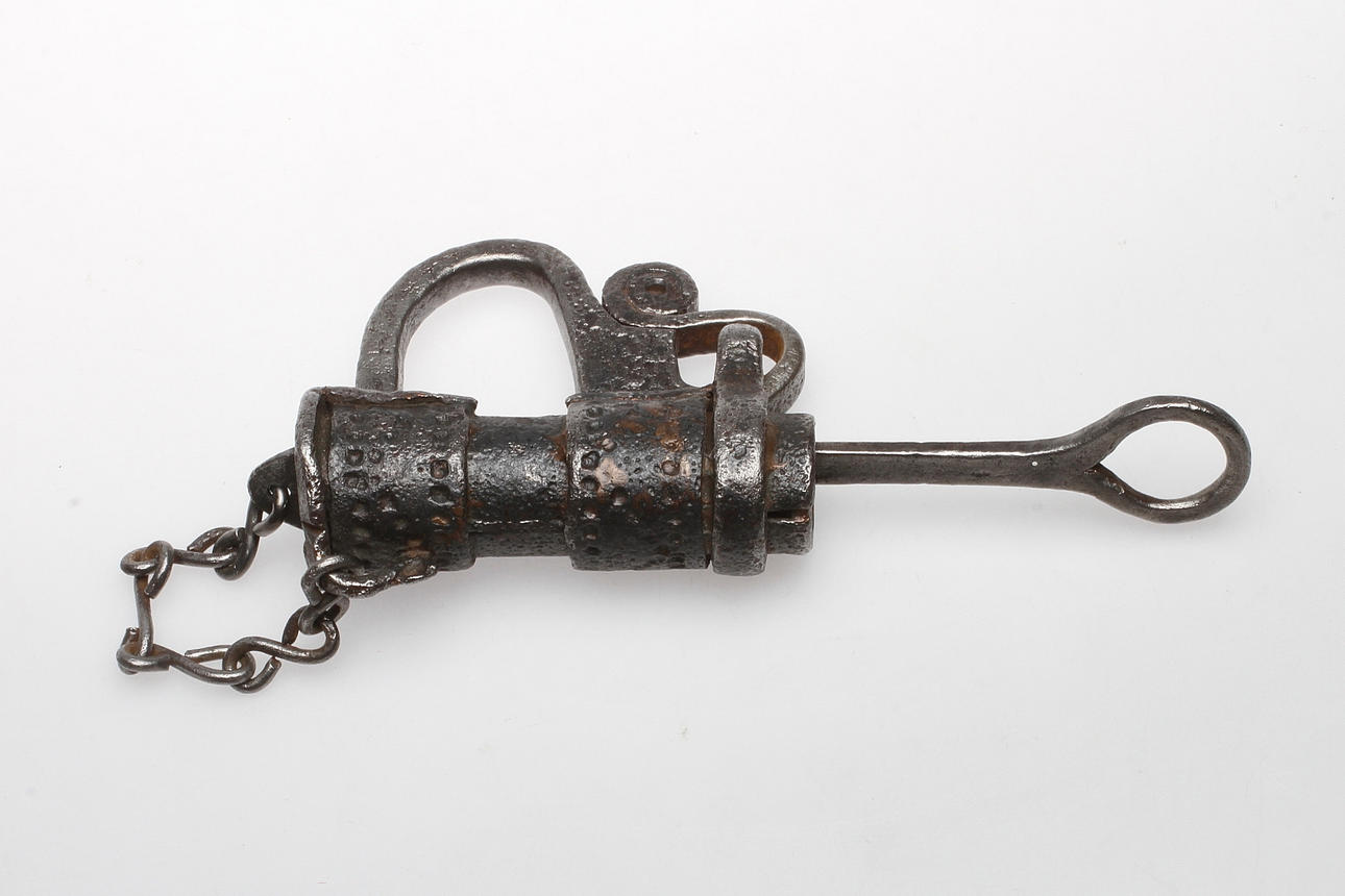 BULTLÅS med NYCKEL, smide, 1700-tal.