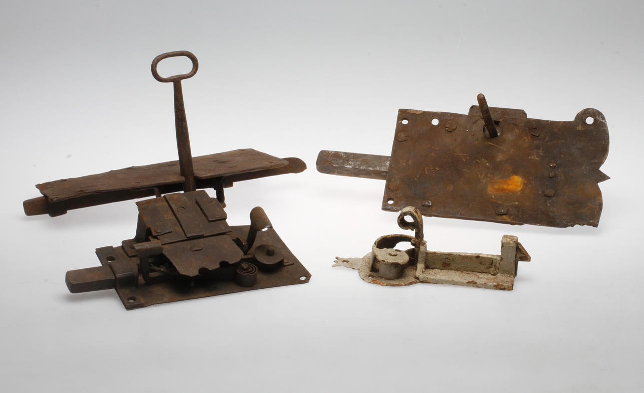 LÅS, 4 st samt NYCKEL, 1700/1800-tal.