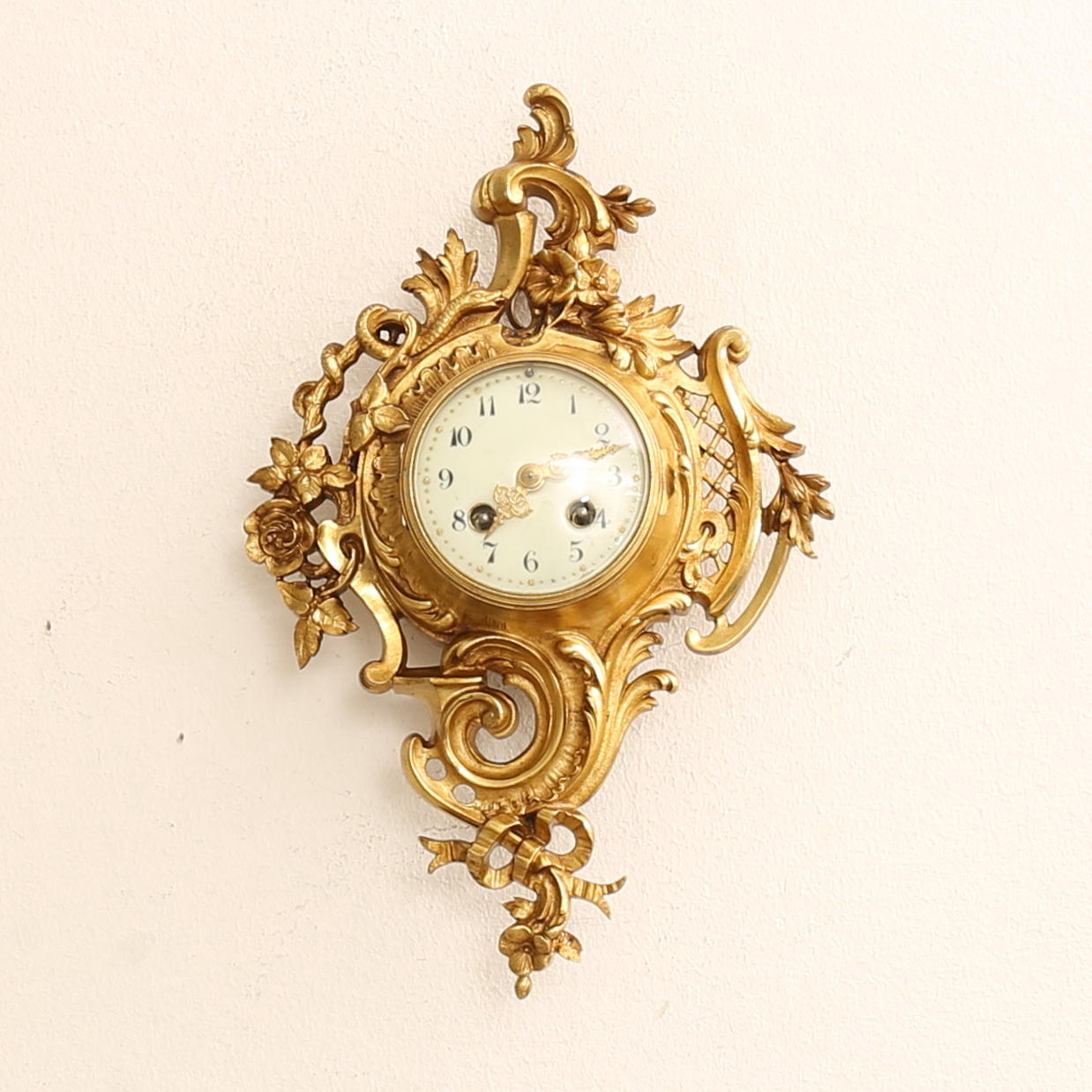 COLGANTE DE PARED, metal dorado, estilo rococó.