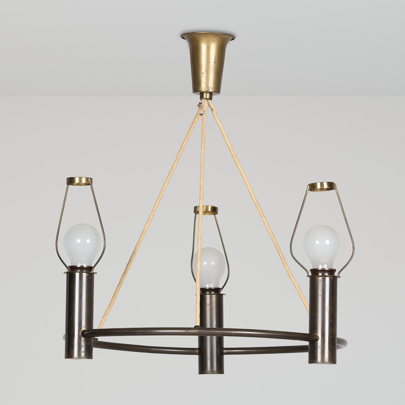 Ein Kronleuchter/eine Ringkrone aus patiniertem Messing, LYFA, Dänemark, Mitte des 20. Jahrhunderts.