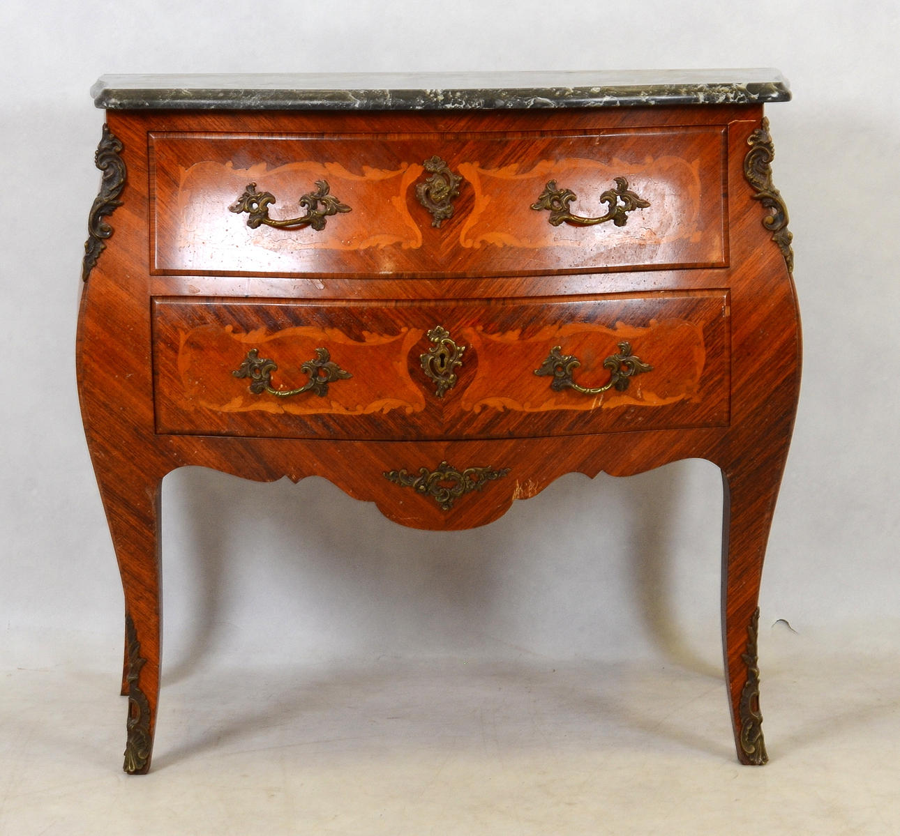 BYRÅ med marmorskiva och intarsia. Rokokostil 1900-tal.
