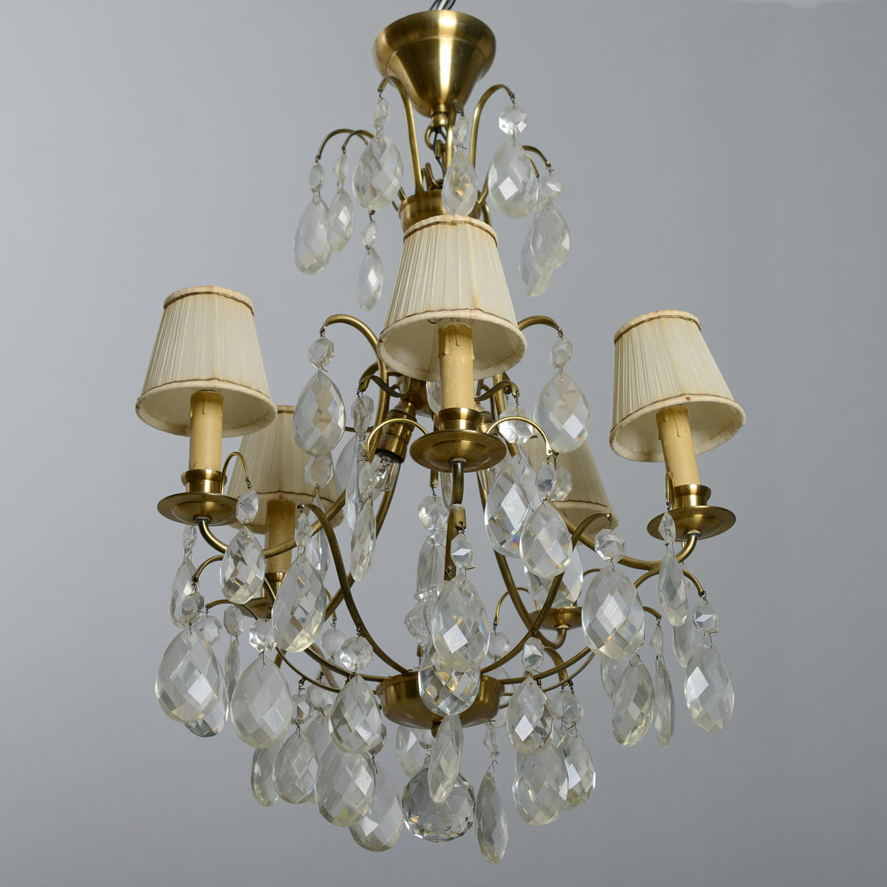 DECKENLAMPE mit Prismen, 5-armig, 20. Jahrhundert.