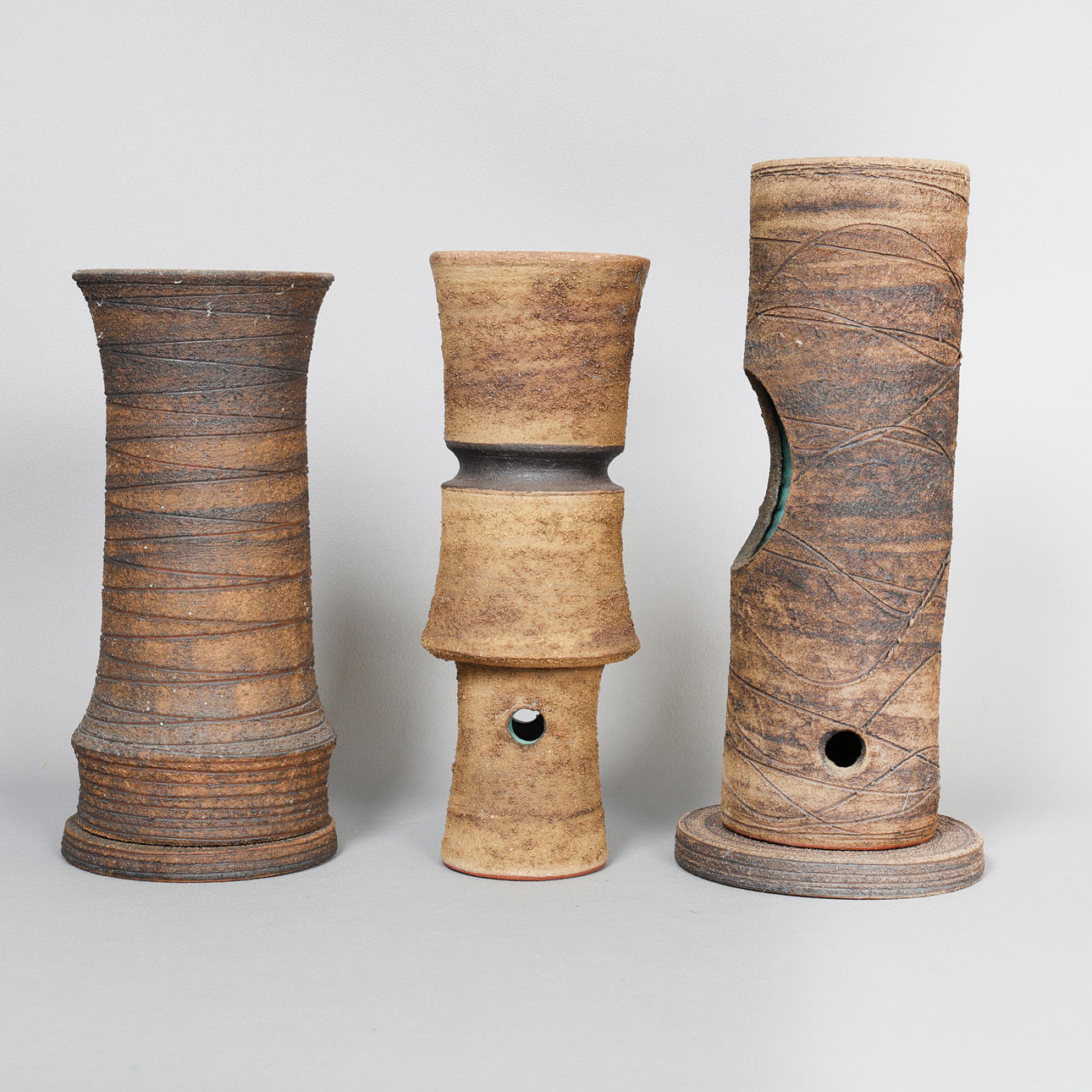 CLIVE BROOKER, DREI BRUTALISTISCHE DESIGNSTUDIOTÖPFERVASEN (3).