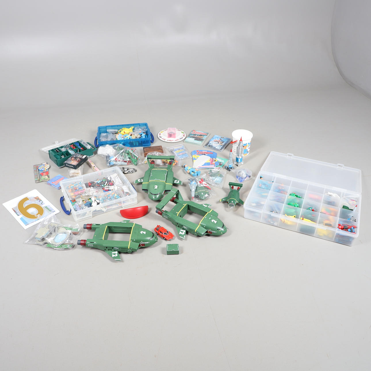 THUNDERBIRDS FIGURES & VEHICLES.