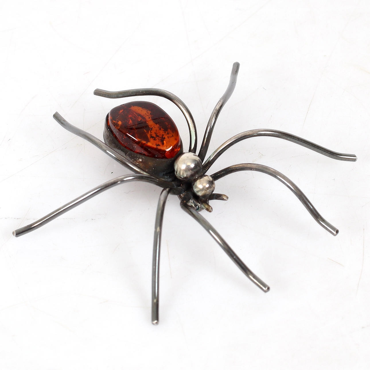 Eine Brosche in Form einer Spinne, Silber, Bernstein, 20. Jahrhundert.