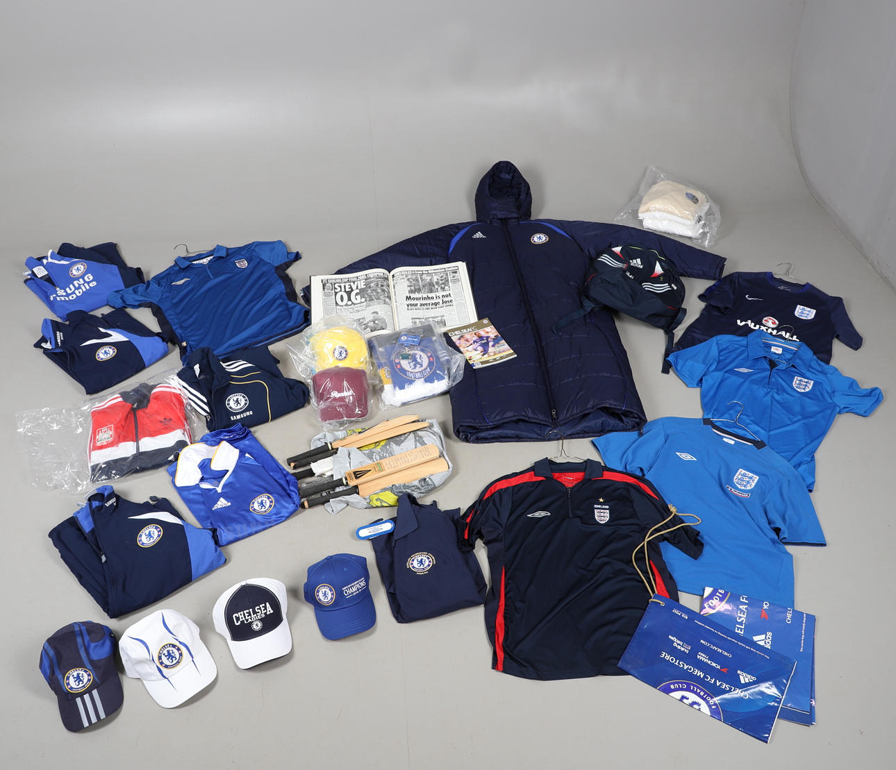 CHELSEA PUFFERJAKKE, TØJ OG SAMLEROBJEKTER.