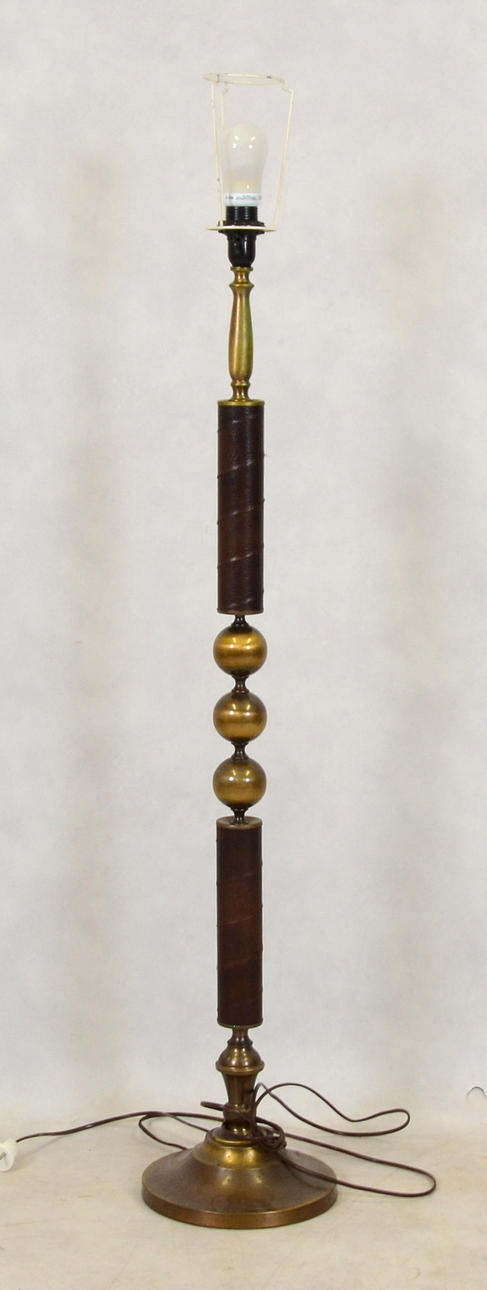 GOLVLAMPA, bronserad metall samt läderklädd, 1900-talets andra hälft.