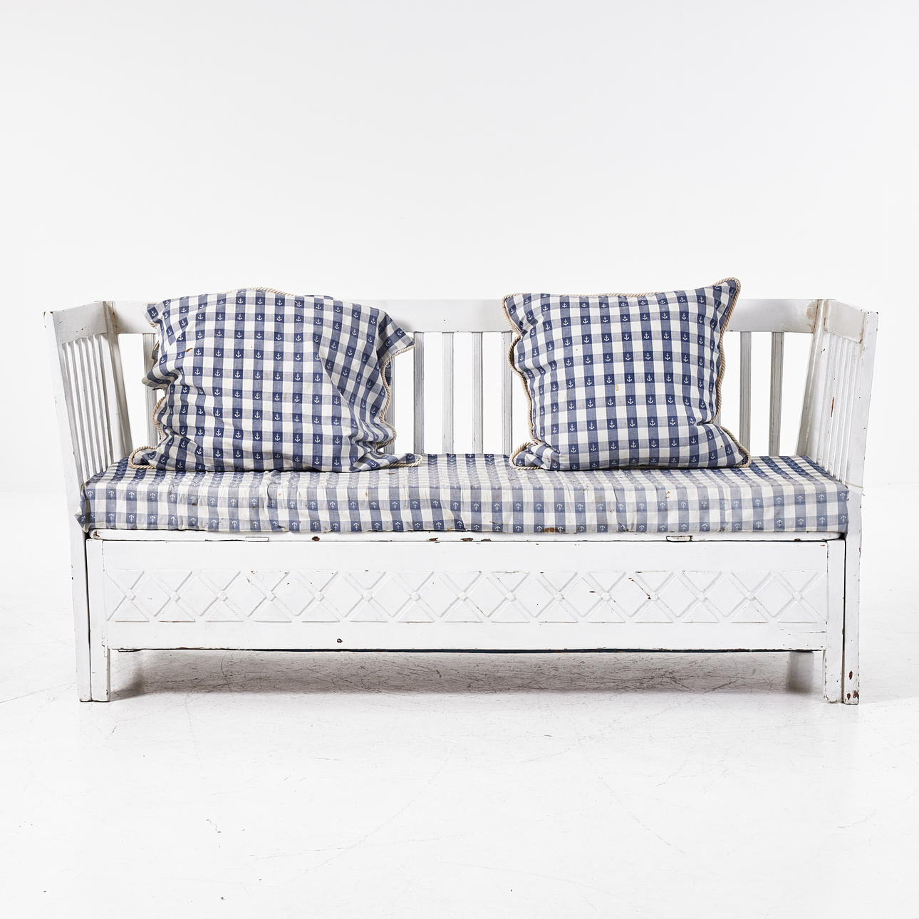 Ein Sofa, 18./20. Jahrhundert, bemalte, karierte Polsterung.