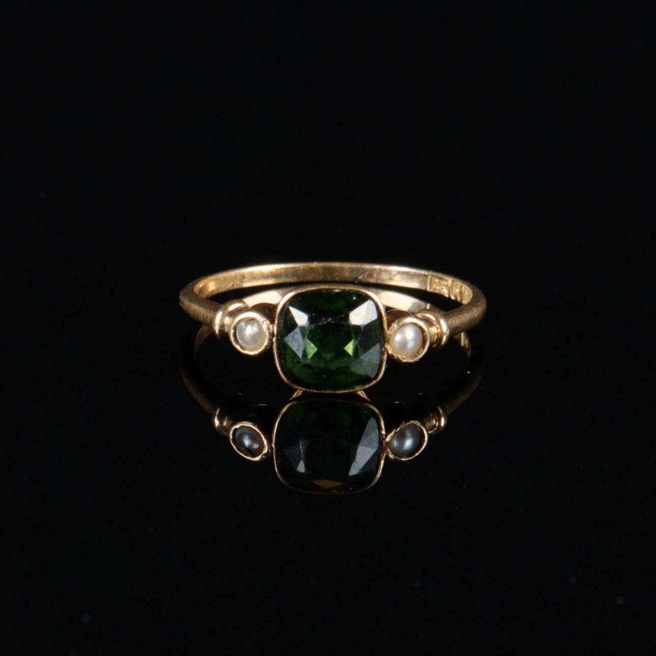 RING, 18k guld med grön sten samt 2 odlade pärlor, Petterssons Eftr Juvelerar Ab Joh, Stockholm, 1924.