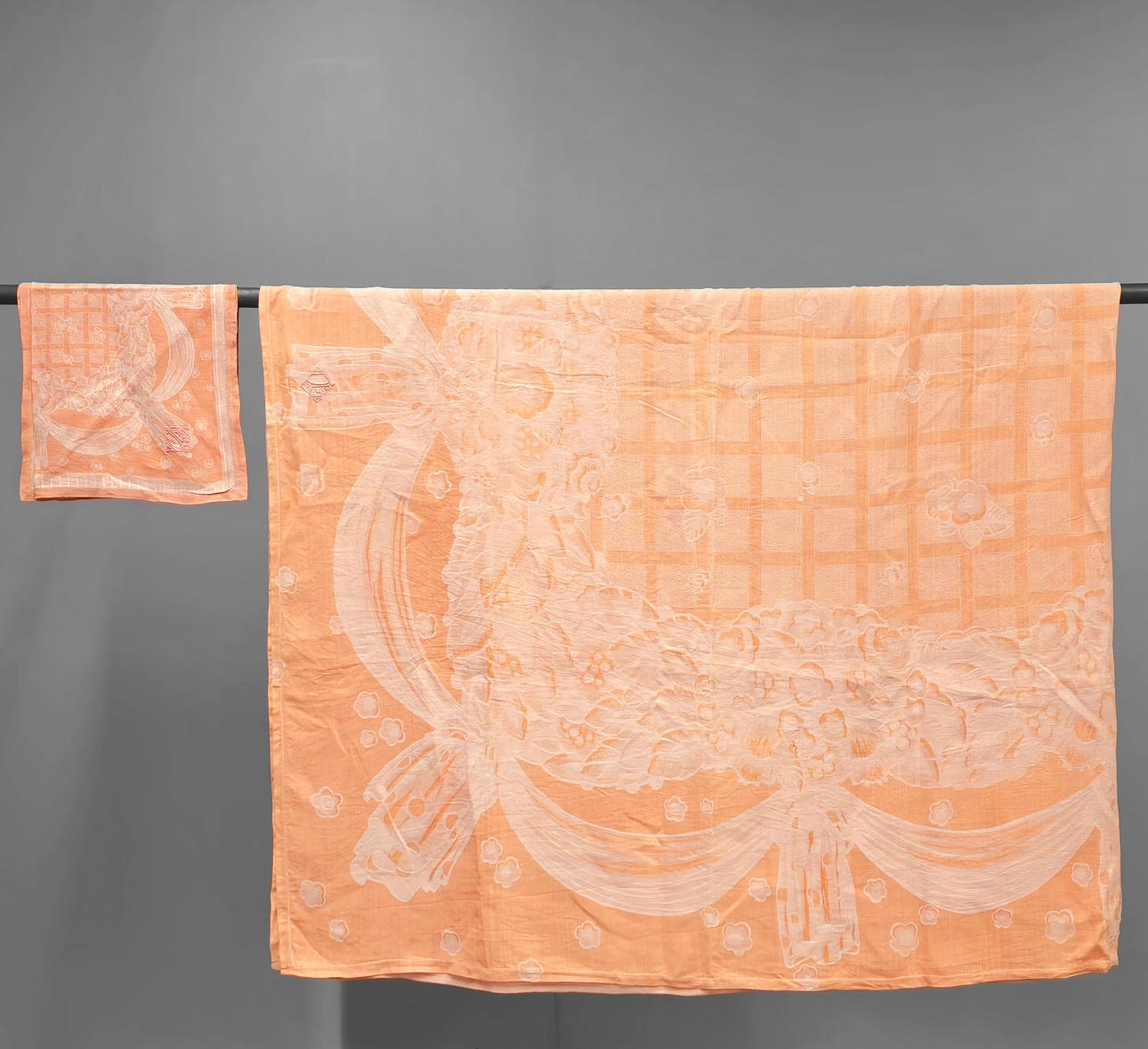 12-SERVICE THREAD TABLECLOTH. FLORAL PRINT.