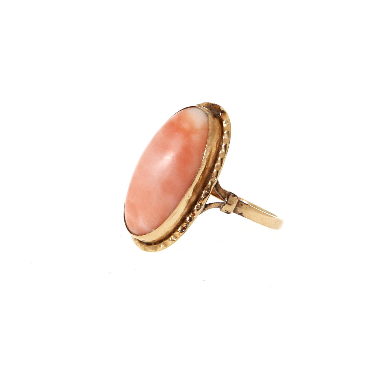 RING, 18K rödguld med rosa korall. Vikt 2,8 g.