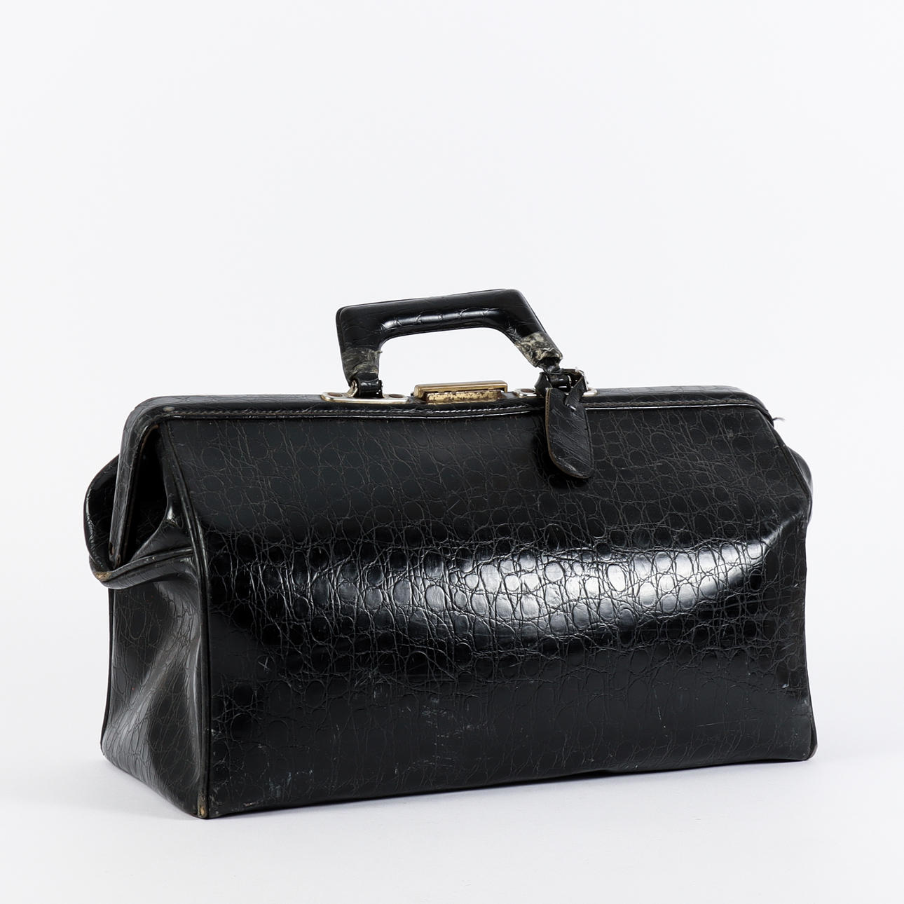 LÄÄKÄRINLAUKKU NAHKAA.