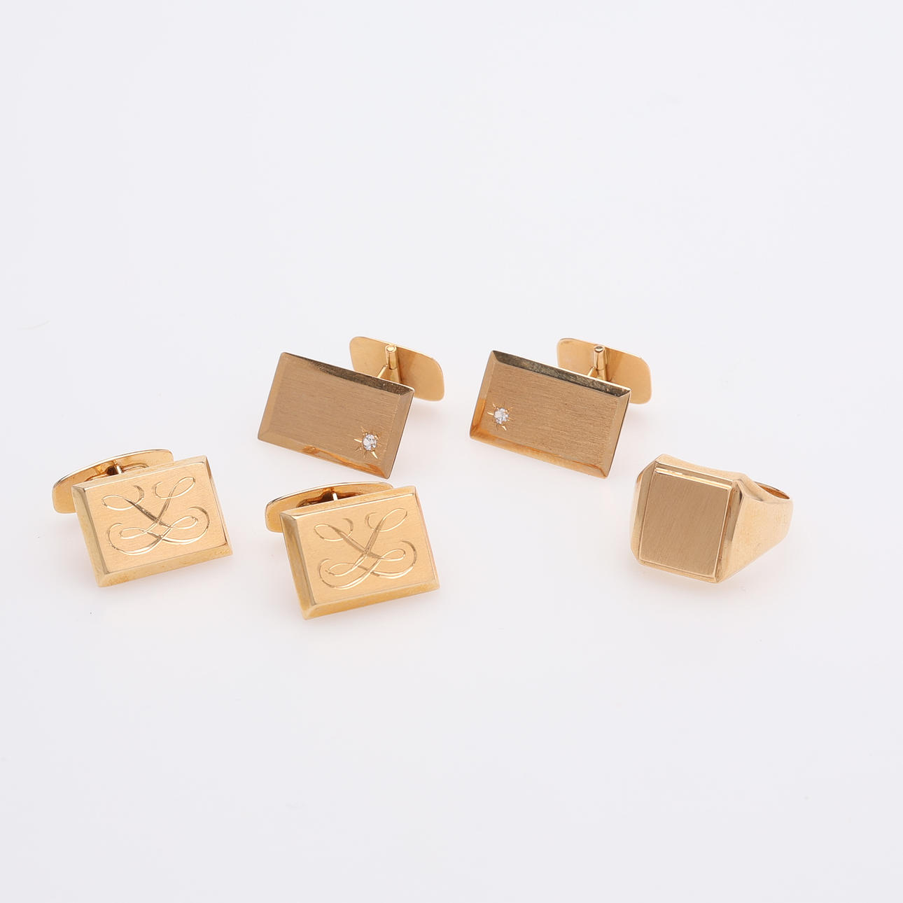 CUFFLINKS, TWO PAIRS AND SIGNET RING, 18K GOLD, TOTAL WEIGHT 17,7 GRAM ...