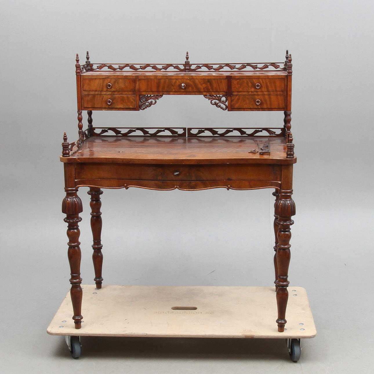 SKRIVBORD med uppsats, 1800-talets andra hälft.