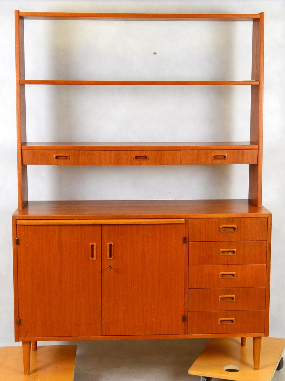 BOKHYLLLA TEAK, skrivklaff, samt underskåp.