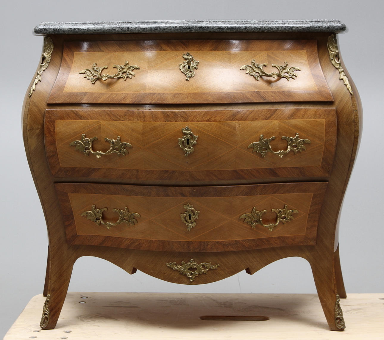 BYRÅ, Rokokostil, 1900-talets mitt.