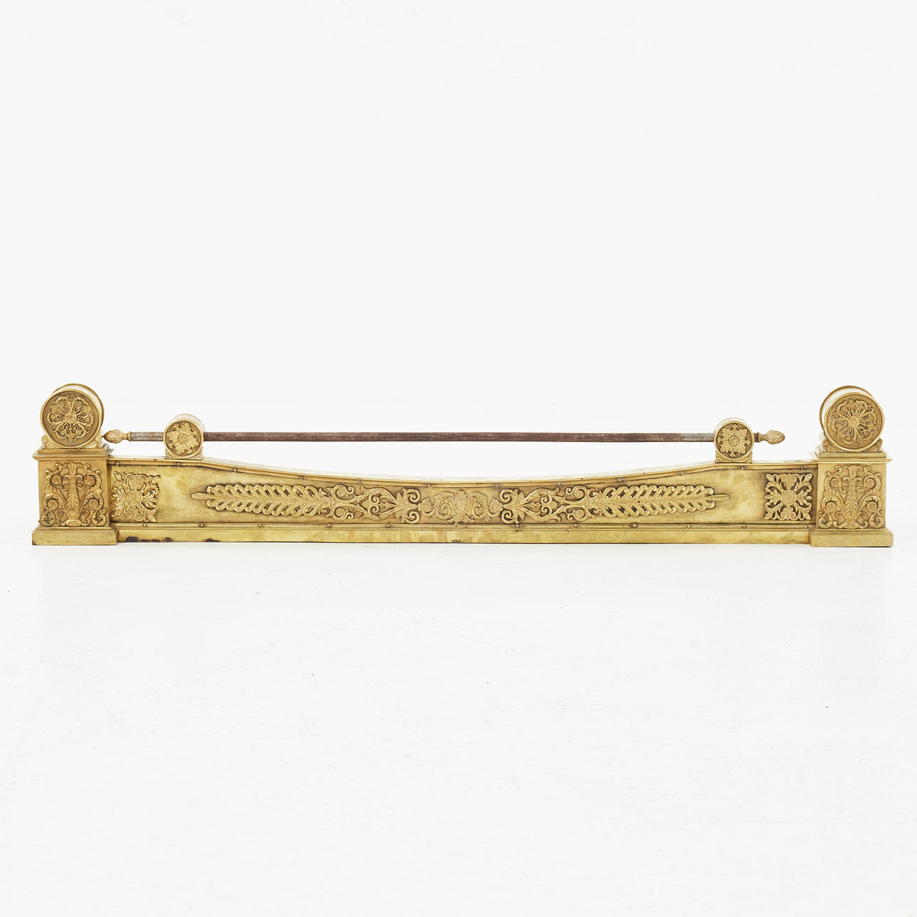 Eine restaurierte Messinggarnitur, Frankreich, erste Hälfte des 19. Jahrhunderts, vergoldetes und dunkel patiniertes Messing, Eisen.