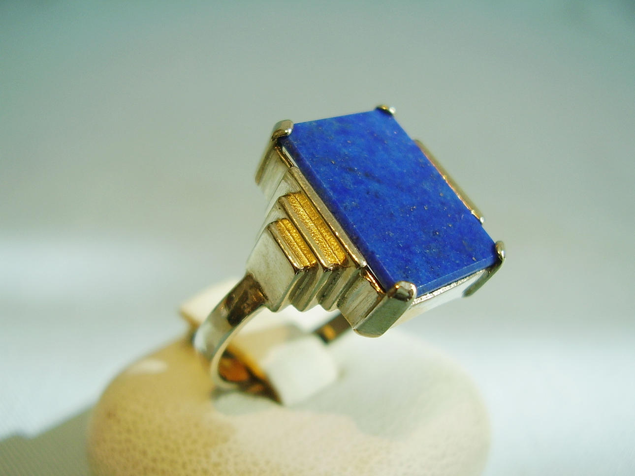 LAPIS LAZULI RING VITGULD 14 CARAT.