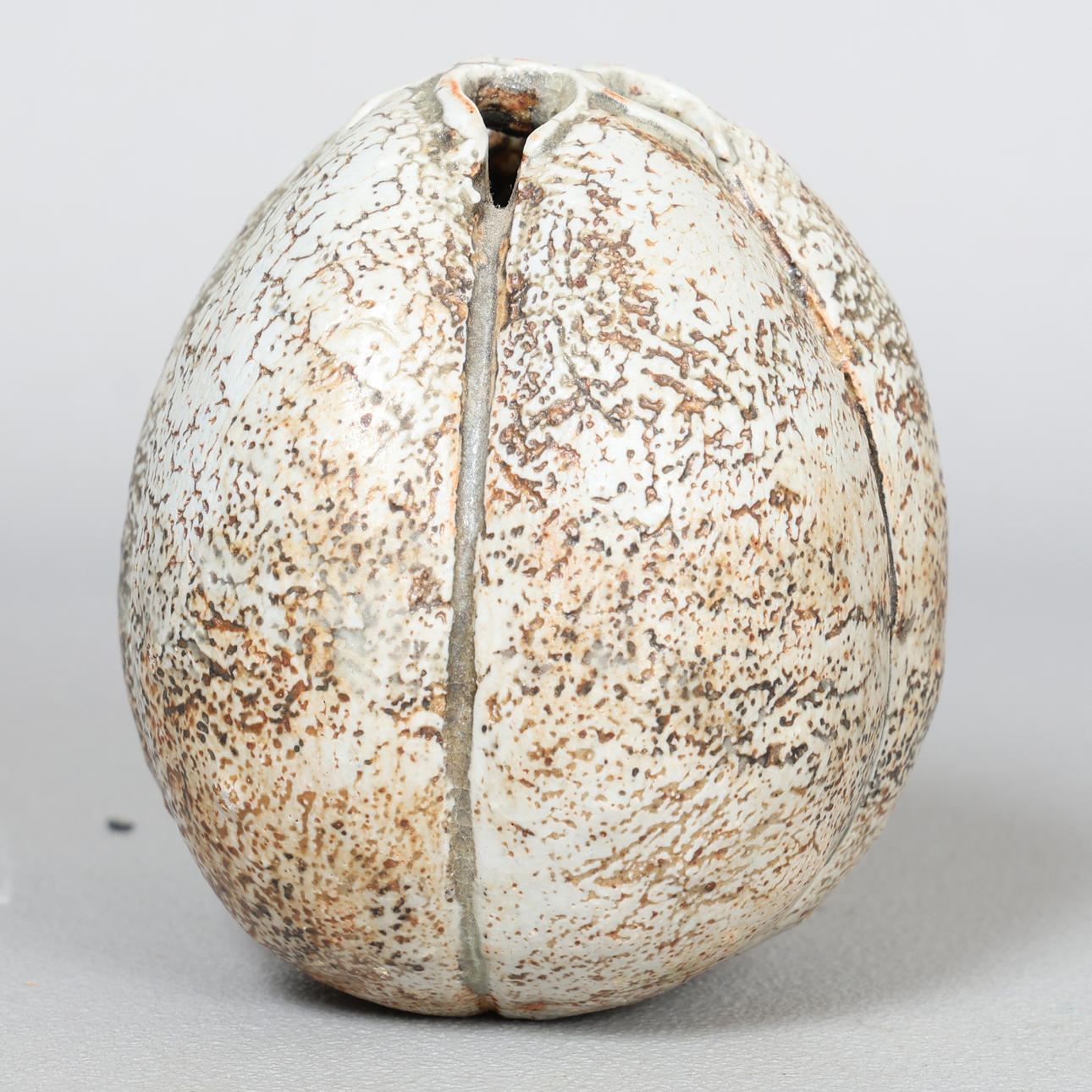 ALAN WALLWORK (1931-2019) A STONEWARE SEED POD FORM VESSEL.