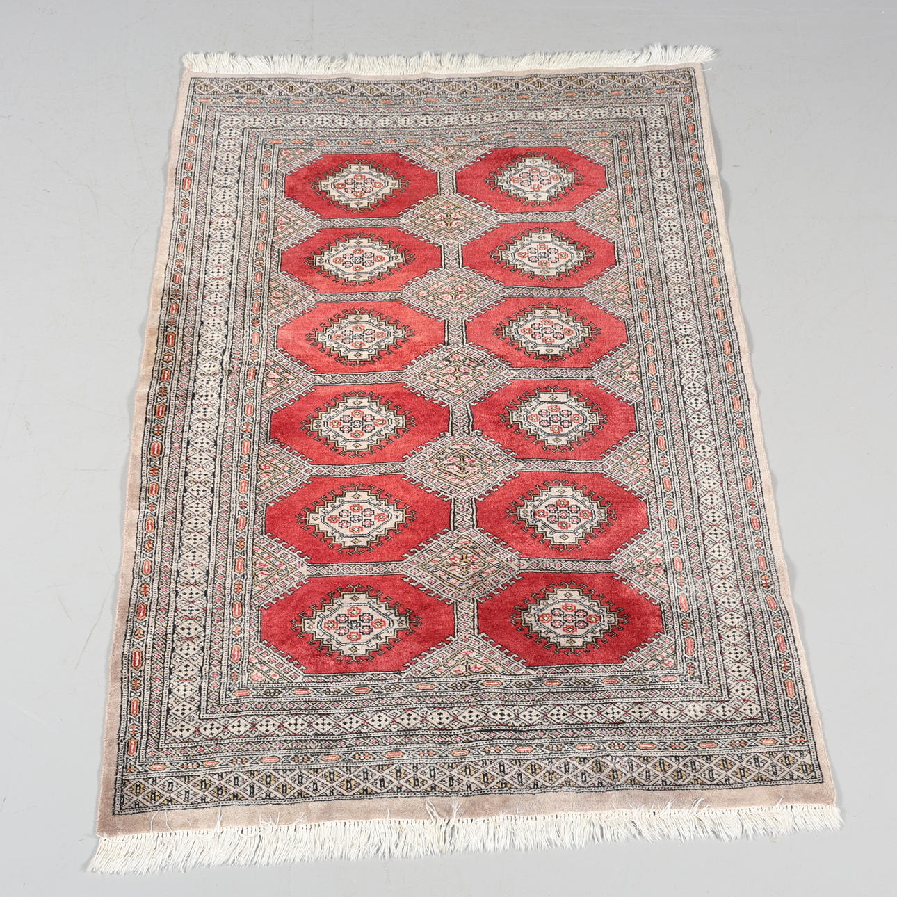 Ein Boccara-Teppich, handgeknüpft, 180 x 123 cm.