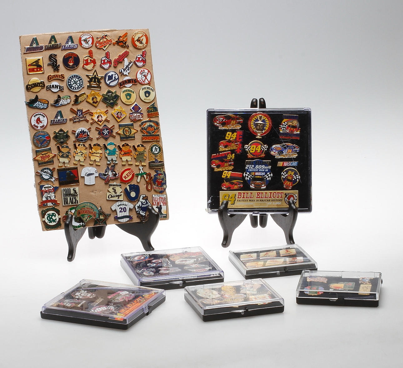 PINS. Sport- och motormärken. 7 delar. Cirka 110 st.