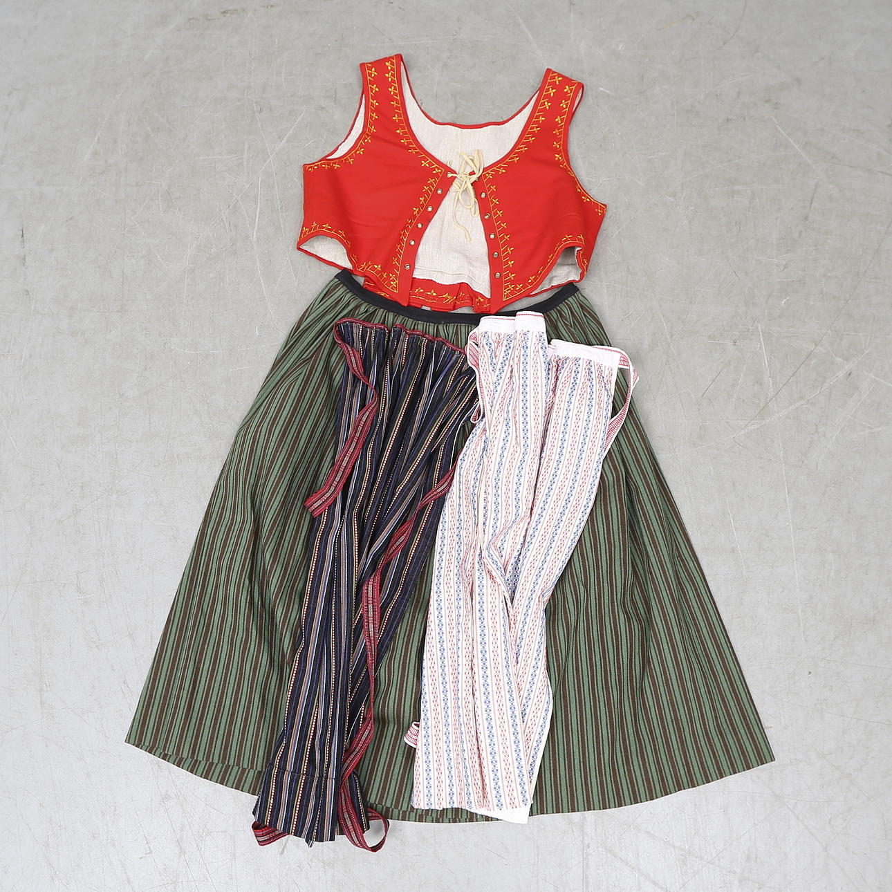 Folkdräkt. 4 delar, Kinda. Stor storlek.