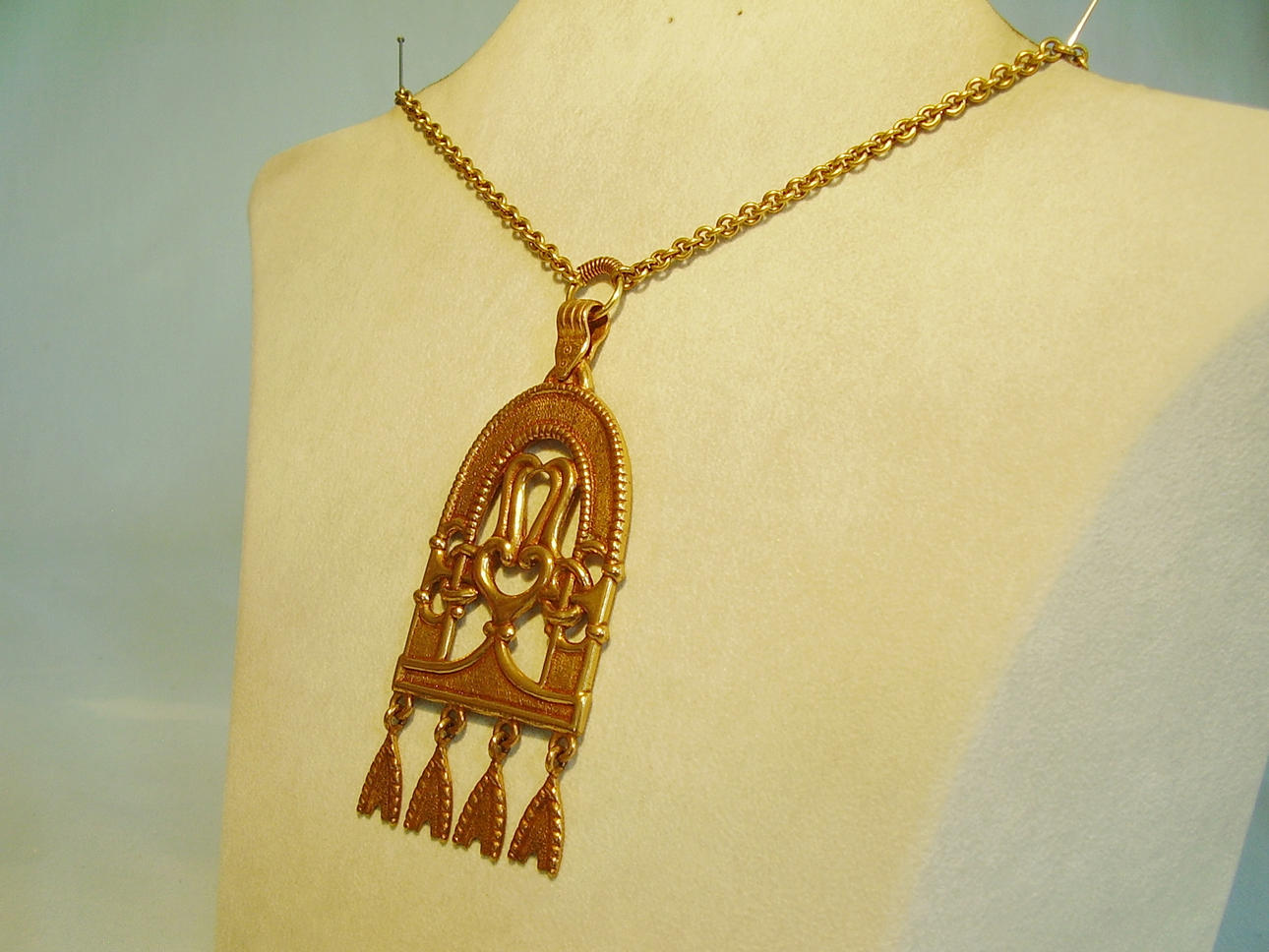 BRONSHÄNGE, Kalevala Koru, Finland.