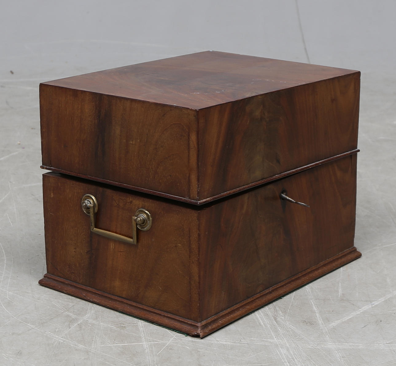 SCHATULL, med karaffer och glas. 18/1900-tal.