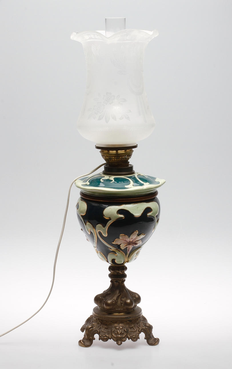 BORDSLAMPA, majolika, omkring 1900.