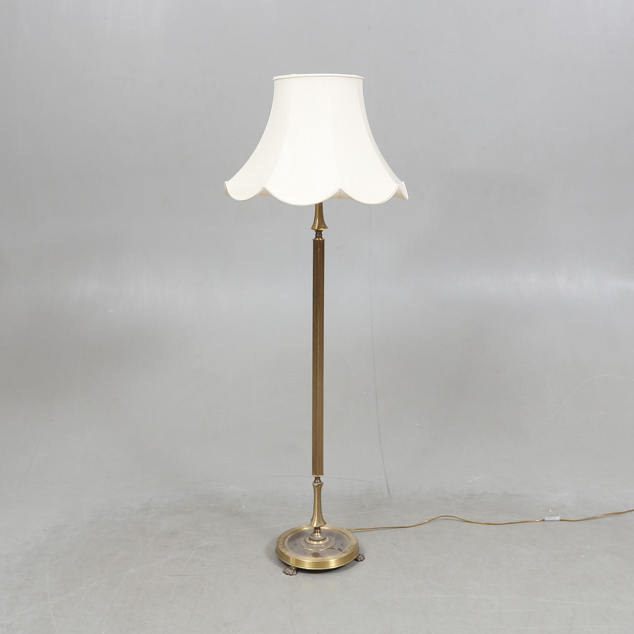 A 20th century Kenbro floor lamp.