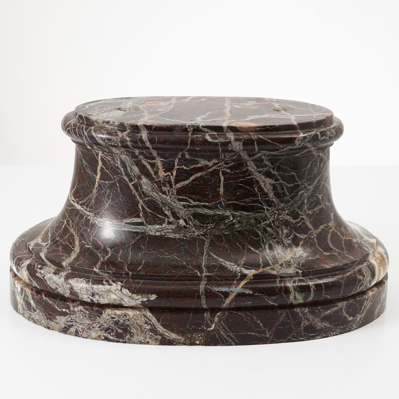 Ein Postament, um 1900, gemeißelter Marmor.