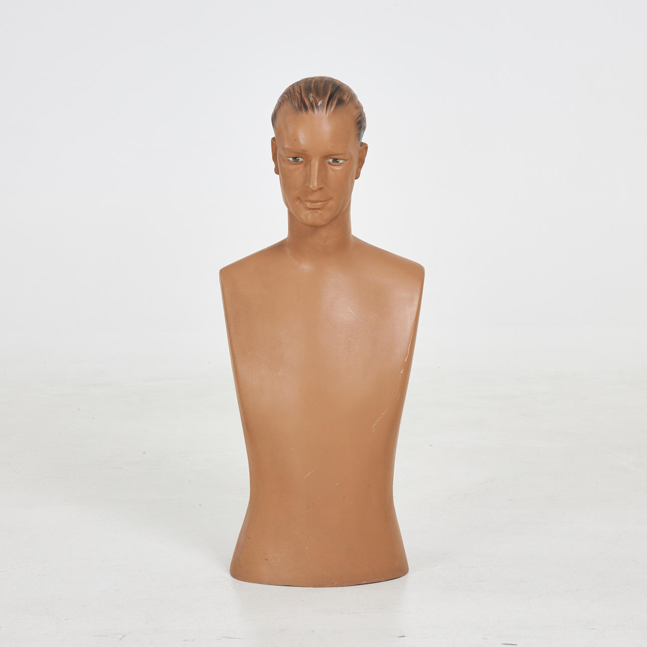 SKYLTDOCKA, byst, målat glasfiber, 1930-tal.