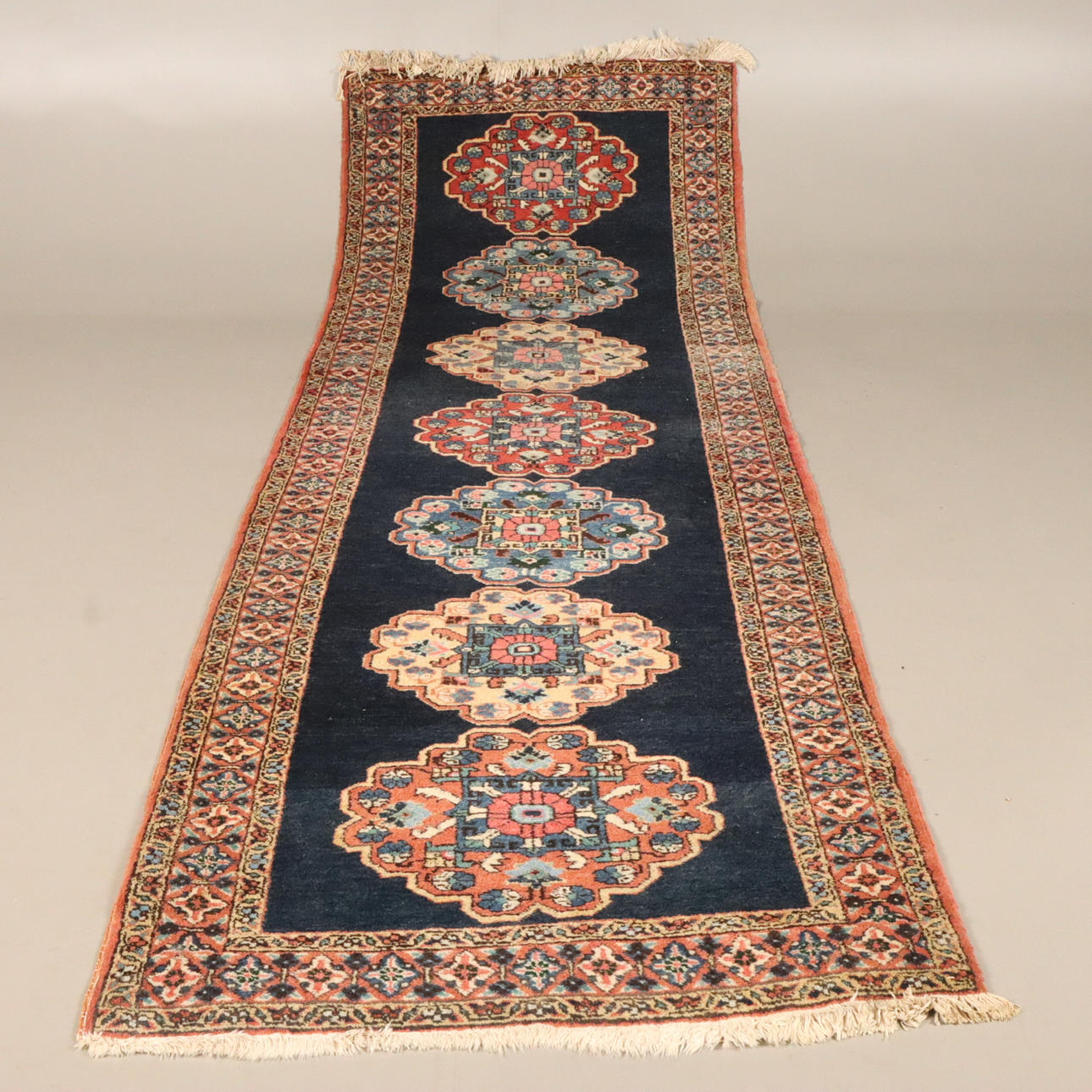 GALERIETEPPICH, handgeknüpft.