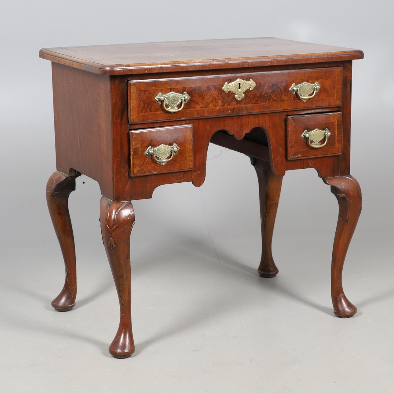 ANTIK VALNÖT LOWBOY.