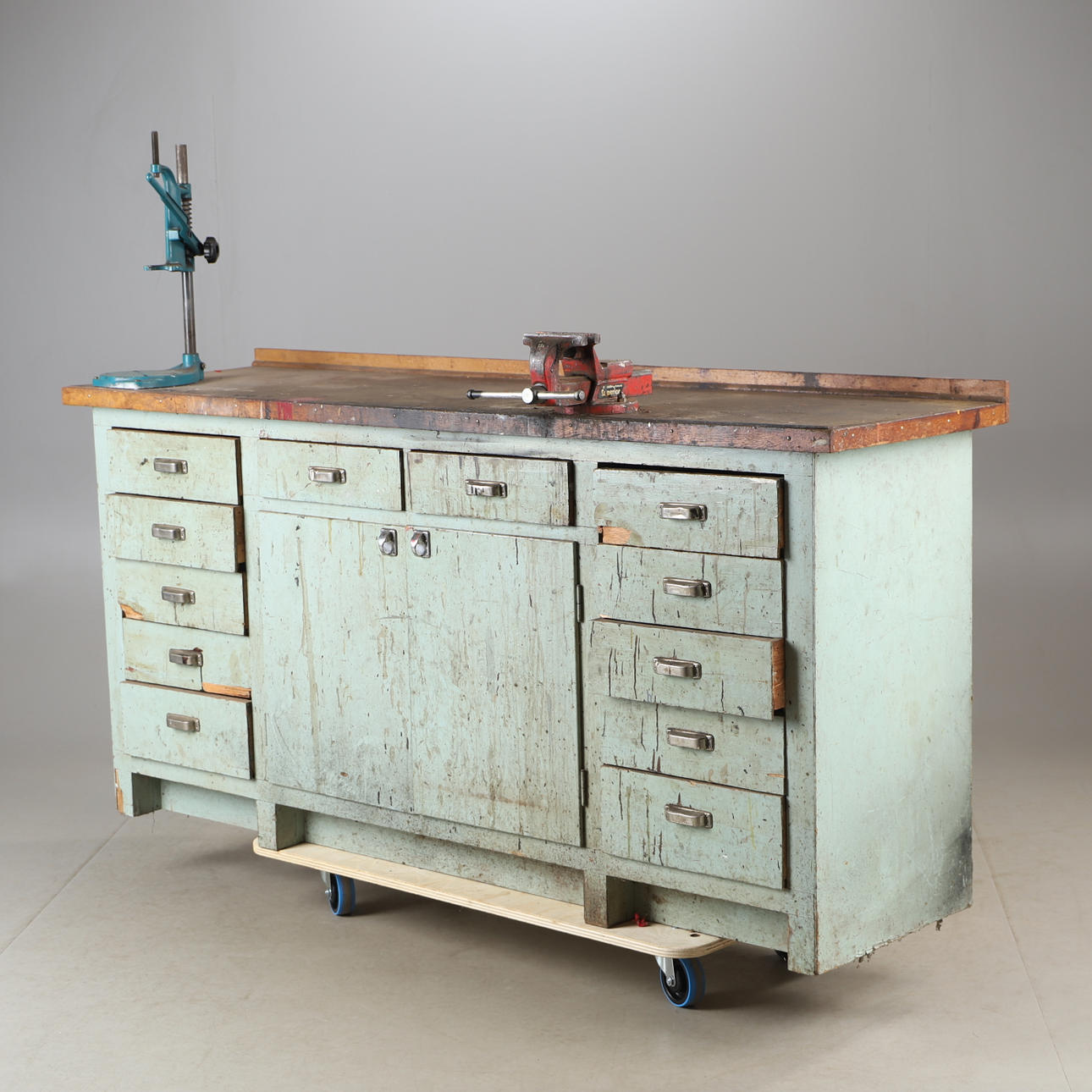 ARBEJDSBÆNK, malet træ med skruestik og borestativ.