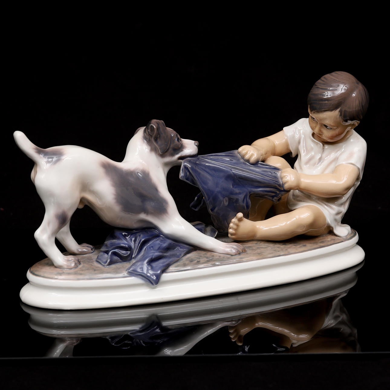 DAHL JENSEN. Figur, Junge mit Hund, Modell-Nr. 1072.