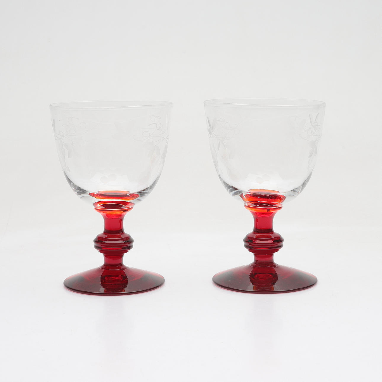 VINGLAS, 8 st, slipad dekor, 1900-tal.