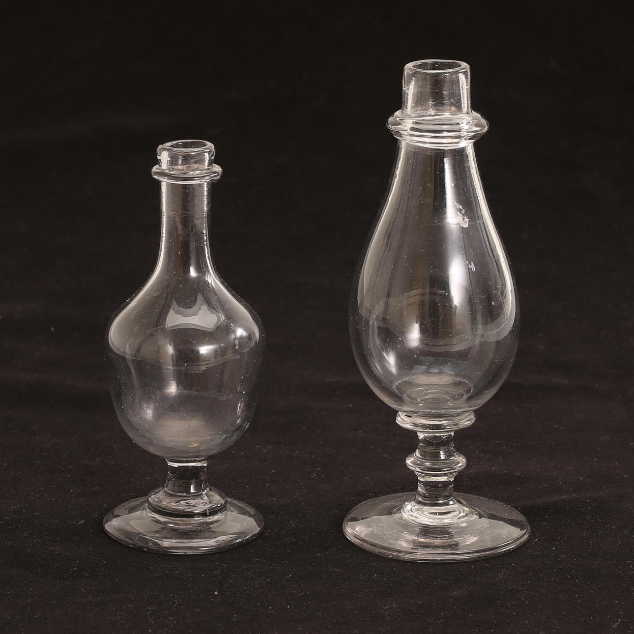 Dos botellas de vidrio, siglo XIX.