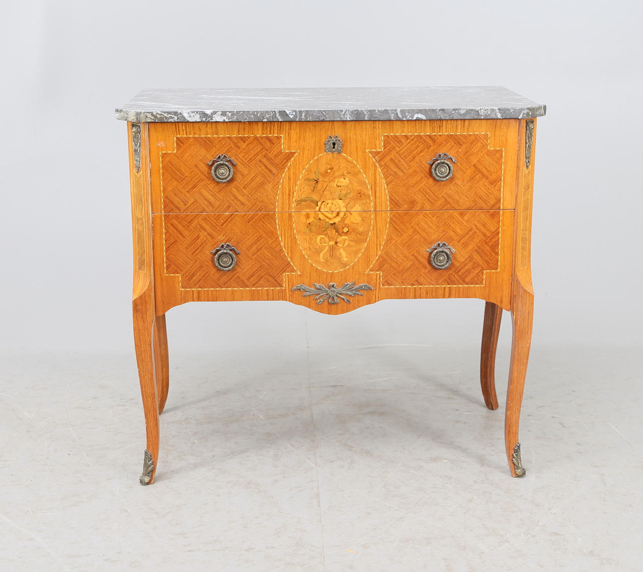 BYRÅ, gustaviansk stil, 1900-tal.