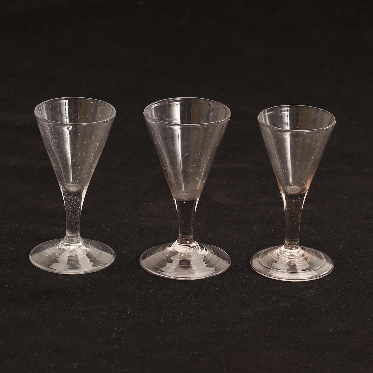 BRÄNNVINSGLAS, 3 stycken, antika.