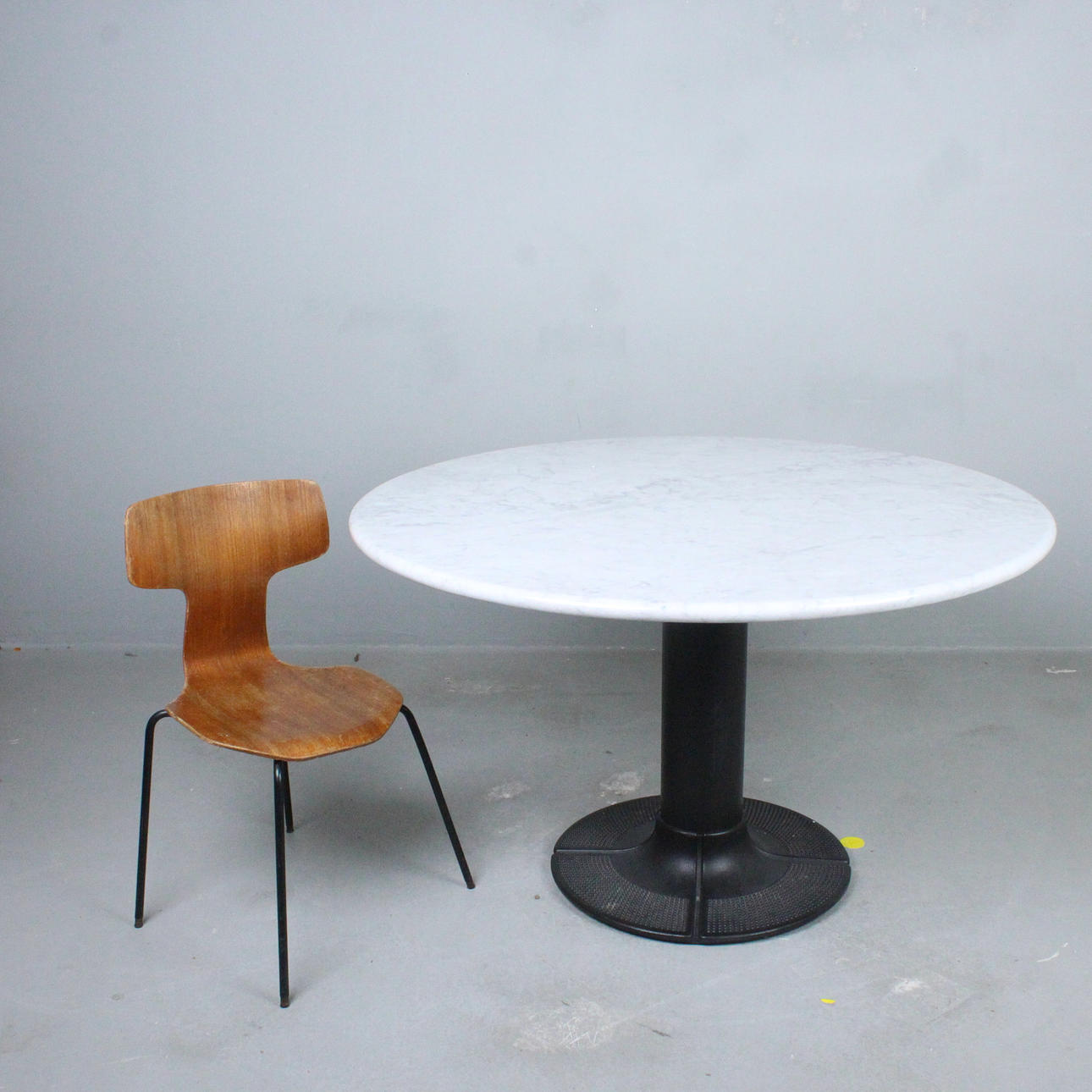 MICHAEL THONET. Dining table/pedestal table, model “S1050”, marble from the 1980s.