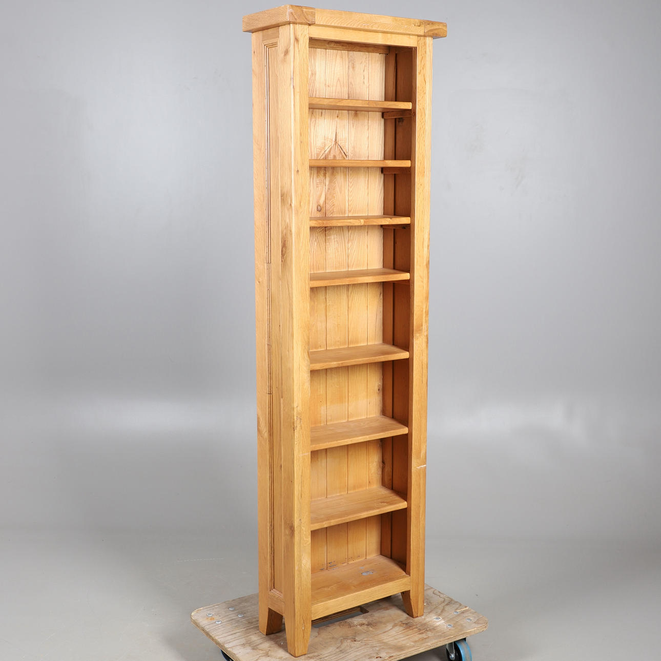 EN MODERN EKBOKHYLLA.