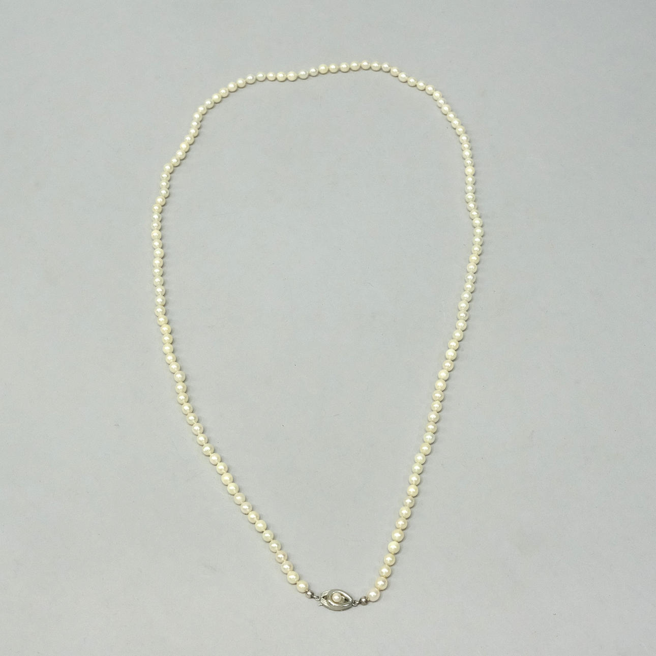 PERLEHALSKÆDE MED SØLVLÅS.