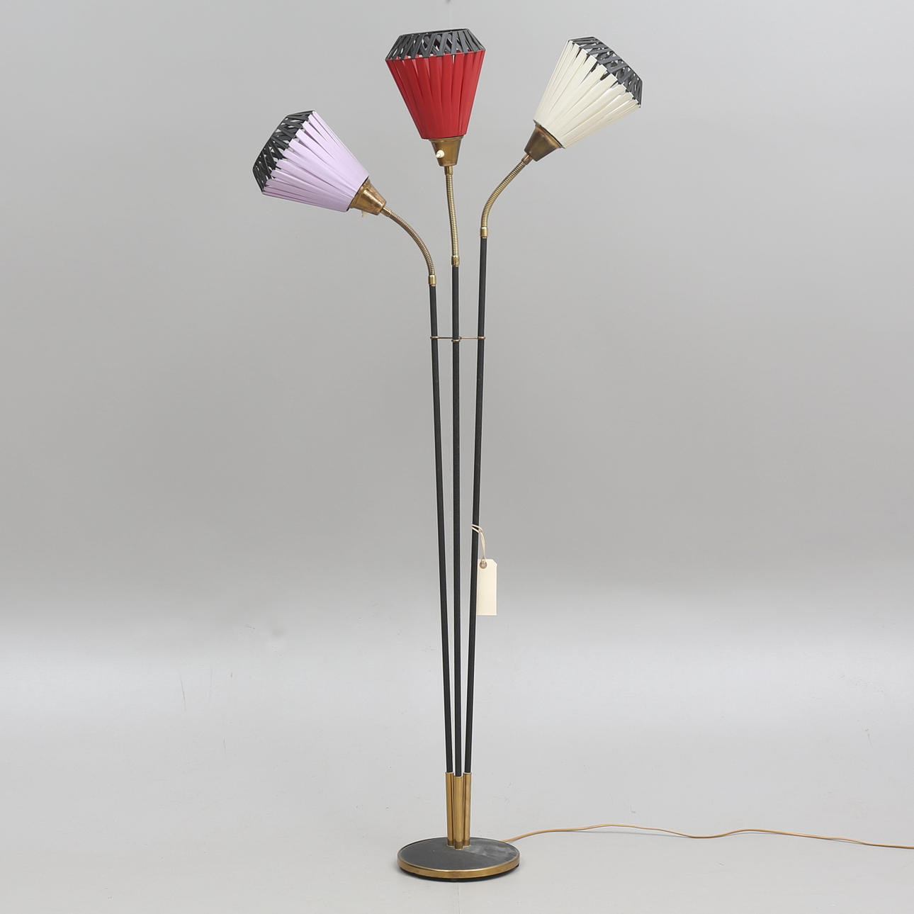GOLVLAMPA, trearmad, string och plast, 1950/60-tal.