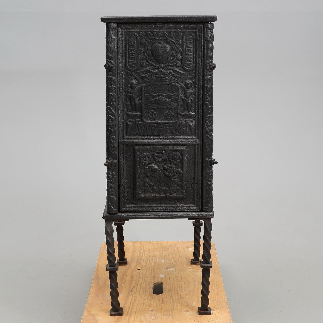s-ttugn-gjutj-rn-huseby-bruk-motiv-av-stora-riksvapnet-1700-tal
